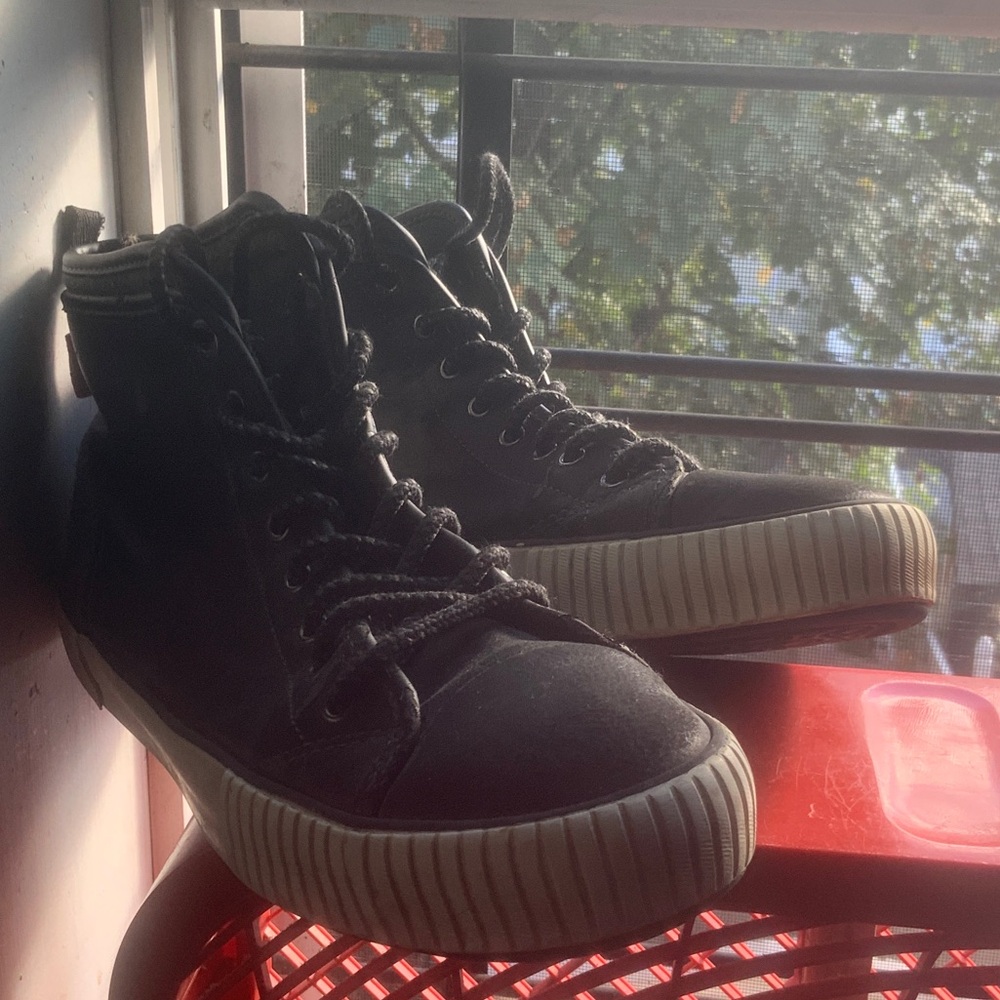 Levi's Black High-Top Sneakers